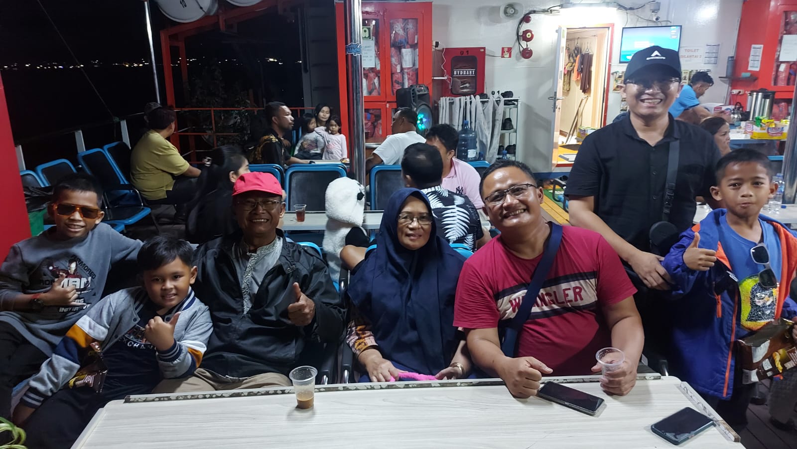 Raja dan keluarga foto bersama saat naik kapal ferry penyeberangan Danau Toba