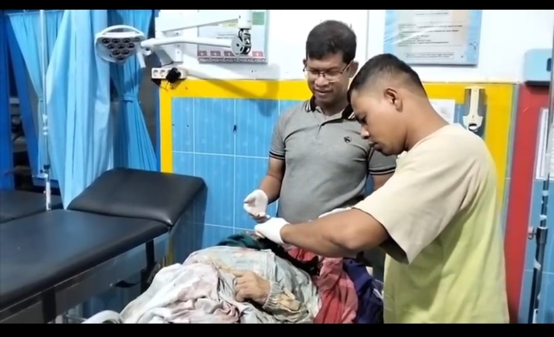 Petugas memeriksa luka di tubuh korban yang diduga tewas diterkam harimau.