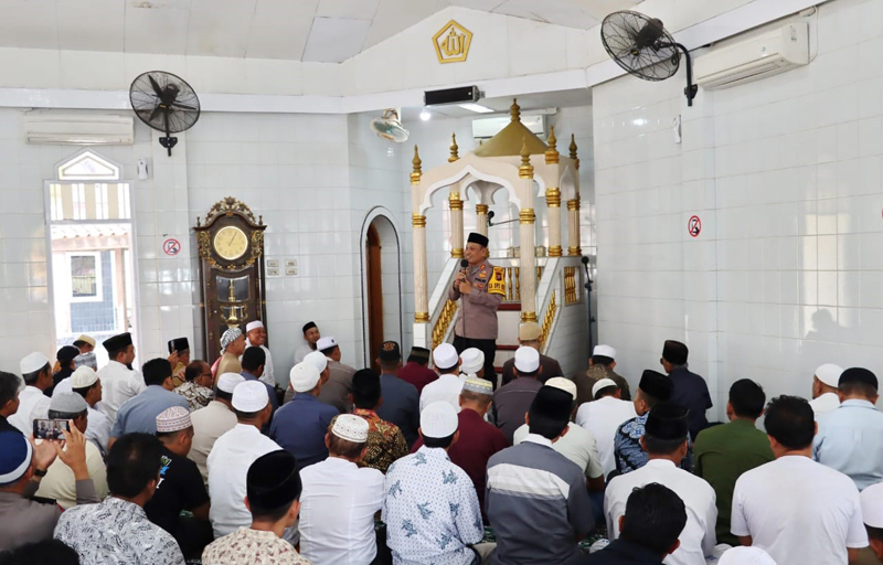 Kapolres Psp AKBP Dudung Setyawan serahkan sajadah dari Wakapolda Sumut Brigjend Polisi Rony Samtana ke mesjid Al Ikhlas Samora.