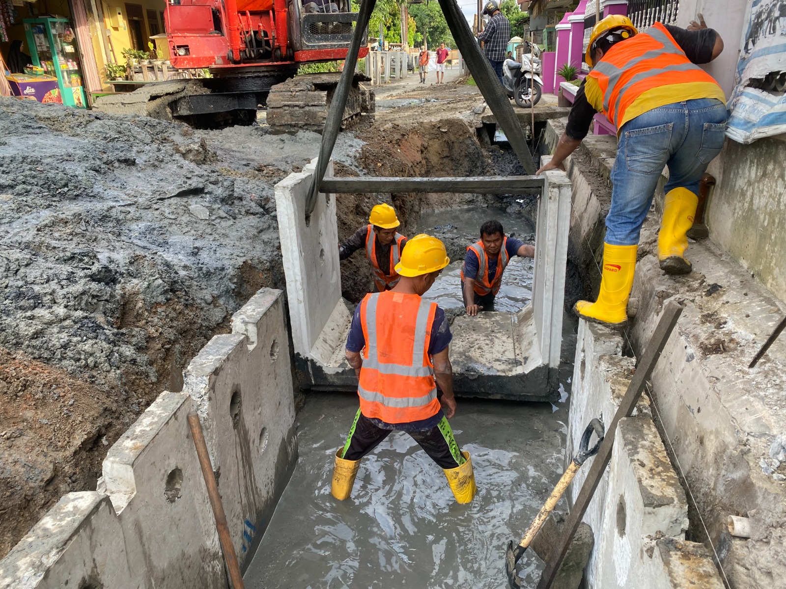 Pengerjaan U-Ditch yang begitu masif di Kota Medan, ternyata masih ada yang dikerjakan amburadul. Seperti di Kelurahan Mabar, Medan Deli, setelah selesai dikerjakan justru tanpa penutup atas. Int