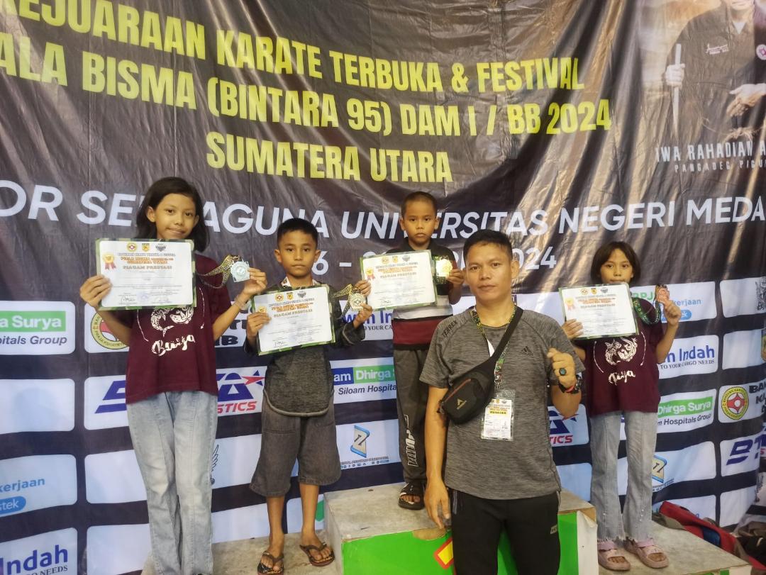 Manager tim Dojo Pelindo Sibolga Thomson Pasaribu foto bersama atlet yang menerima medali dari panitia kejuaraan Karate se - Sumatera Utara Piala Bisma Dam I/BB.