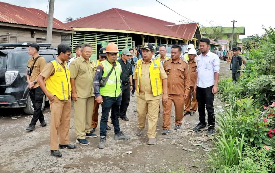 Bupati Simalungun Radiapoh Hasiholan Sinaga meninjau Pembangunan peningkatan jalan di Kecamatan Dolok Silau. (Diskominfo Simalungun/Metrodaily)