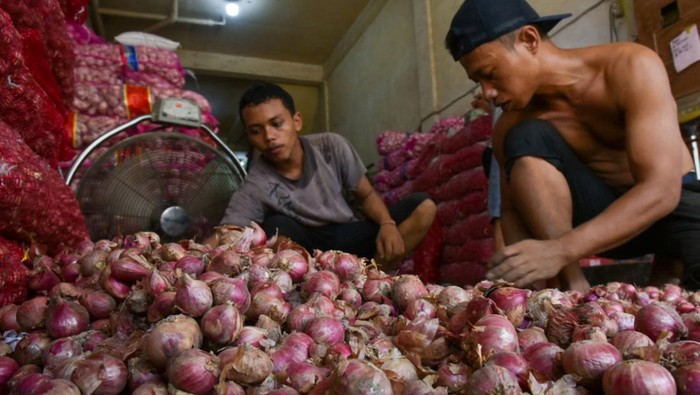 Pedagang bawang merah.
