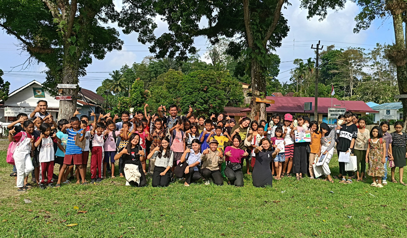 Peserta lomba yang diselenggarakan Rumah Baca Pelita Bangsa bersama Camat dan pengurus Rumah Baca.