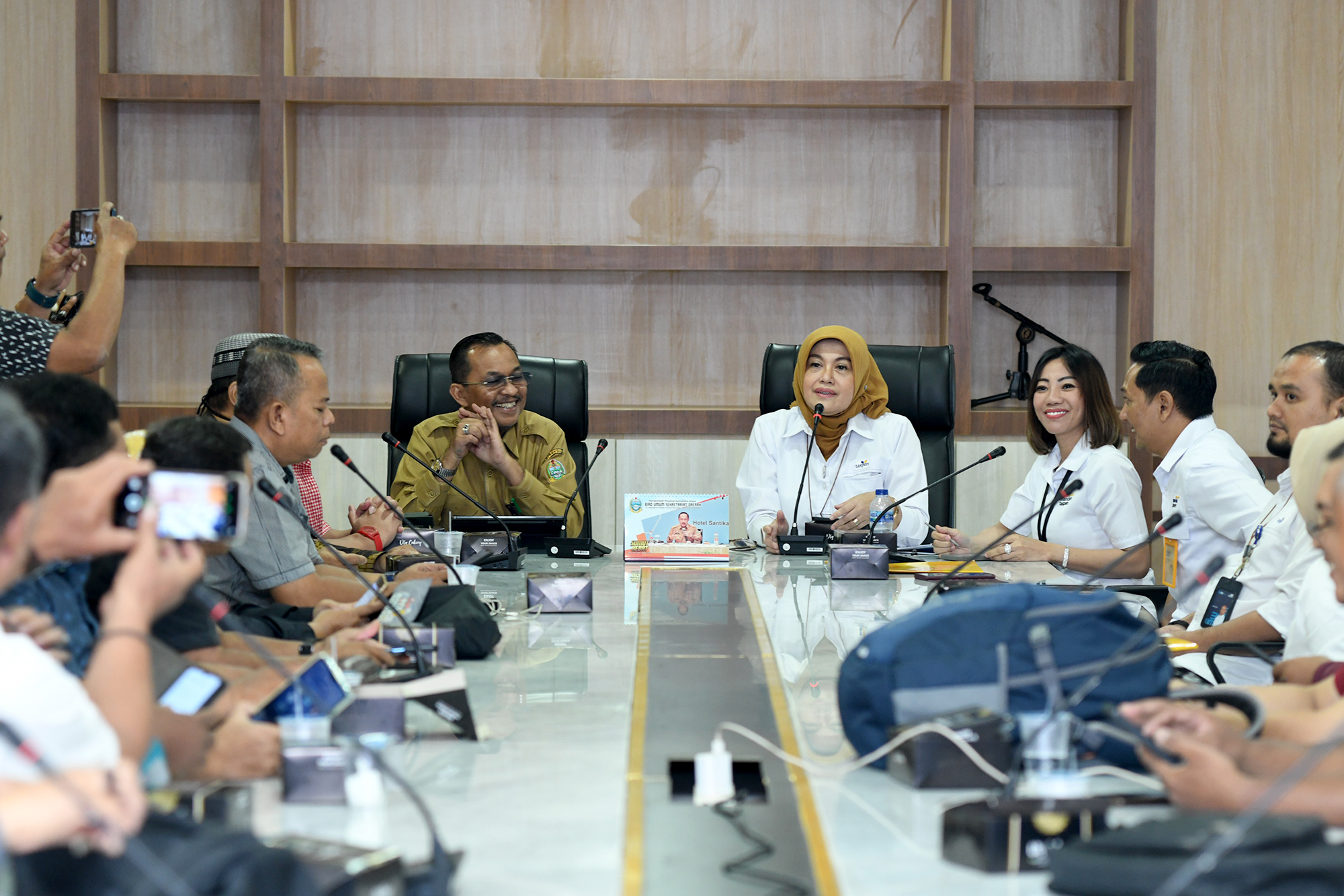 Kadis Kominfo Sumut, Ilyas Sitorus saat konferensi pers bersama Branch Manager, Anne Roosfianti&nbsp;Distribution Head 1 Bank Mandiri Taspen, Tiara Mayasari, saat memaparkan program mereka kepada wartawan.