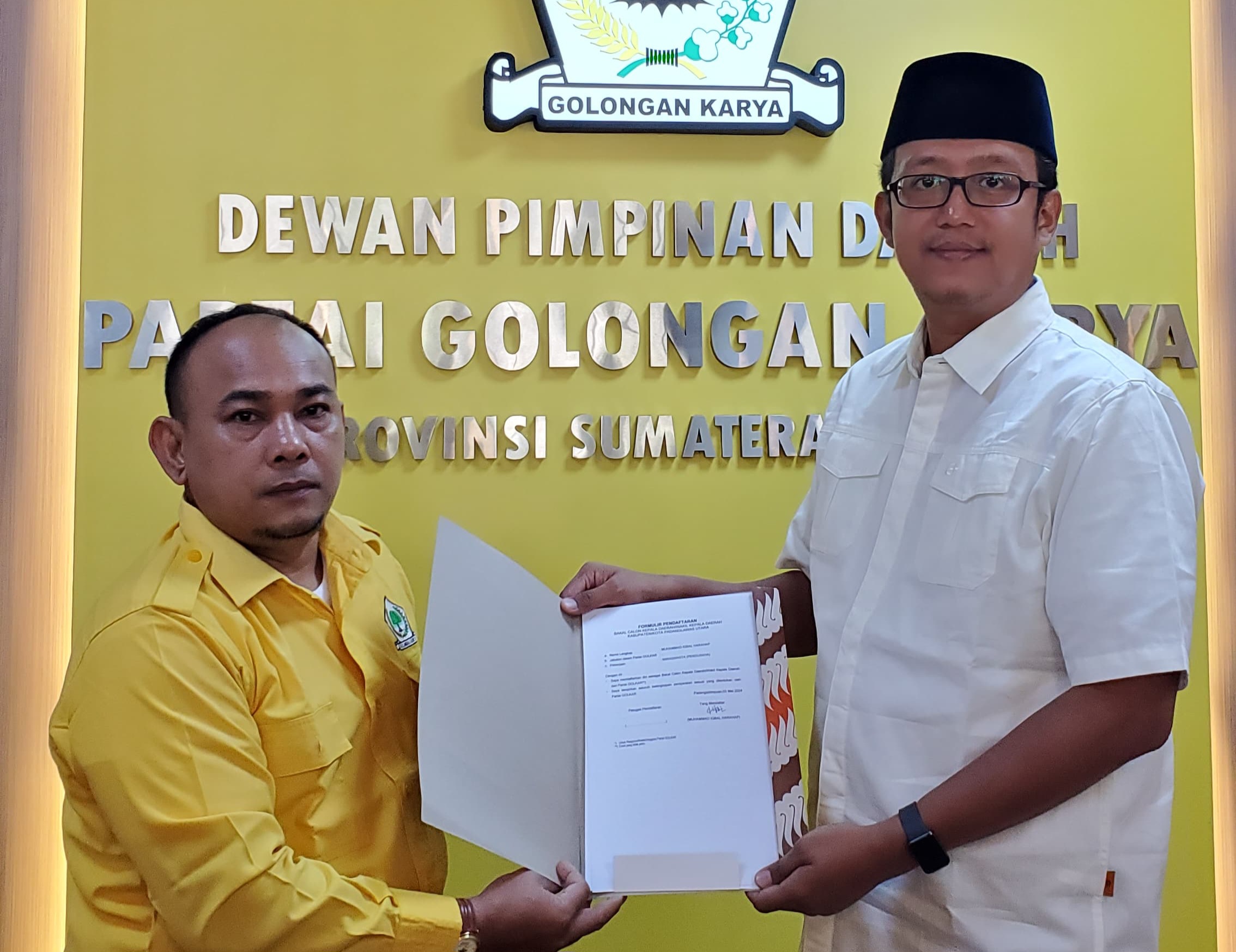 Iqbal Harahap menyerahkan formulir pendaftaran bacakada dan diterima Ketua Sekretariat DPD Golkar Sumut. (Ist)