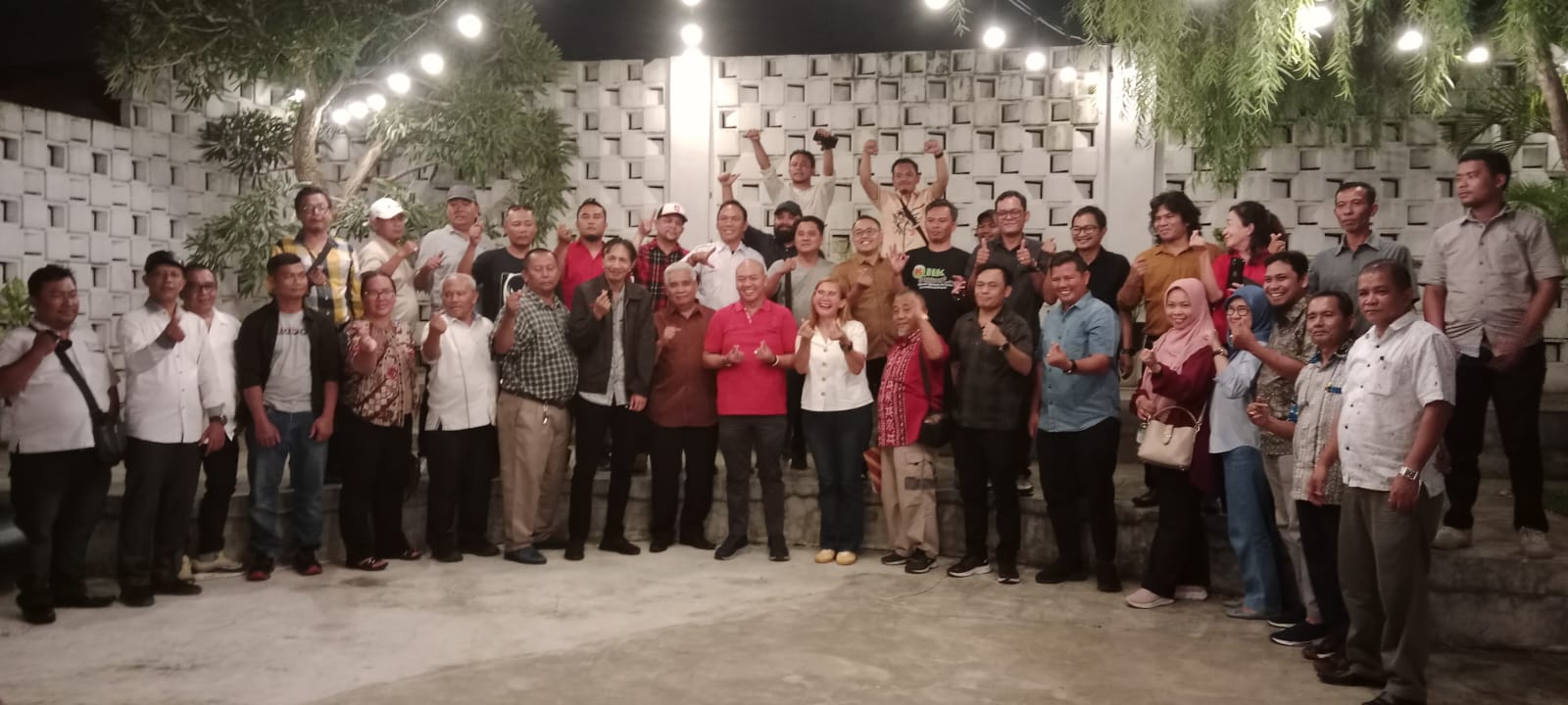 Para jurnalis yang bergabung di SMSI Sumut bersama Cabagubsu Dr.Nikson Nababan. (Jan Piter Simorangkir)
