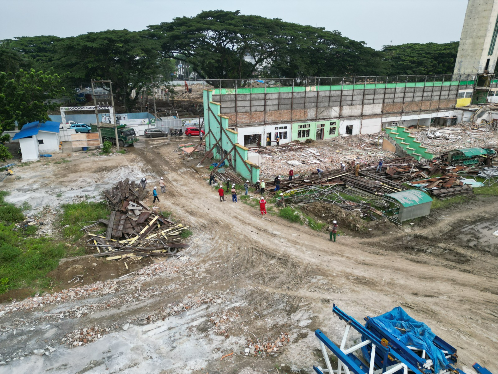 Sisa bongkaran bangunan Stadion Teladan yang termasuk dalam pencatatan Aset di KIB C (gedung dan bangunan), telah dilelang secara legal.
