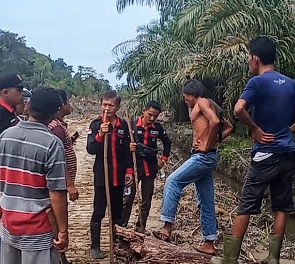 Pengacara bersama Makmur Sigalingging dan keluarga di lokasi tanah yang menjadi objek perkara.