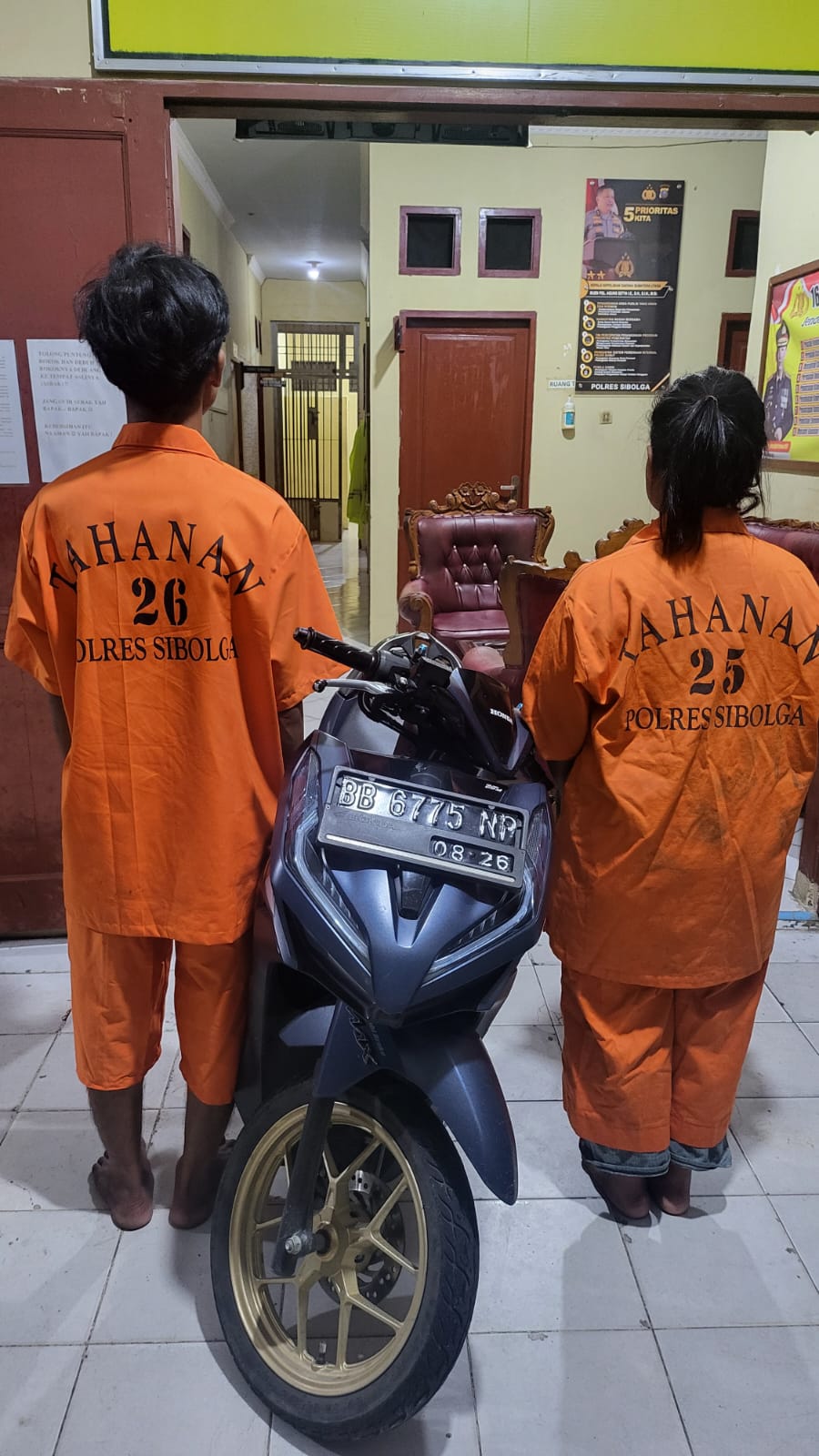 Sepasang kekasih tersangka pencuri sepedamotor.
