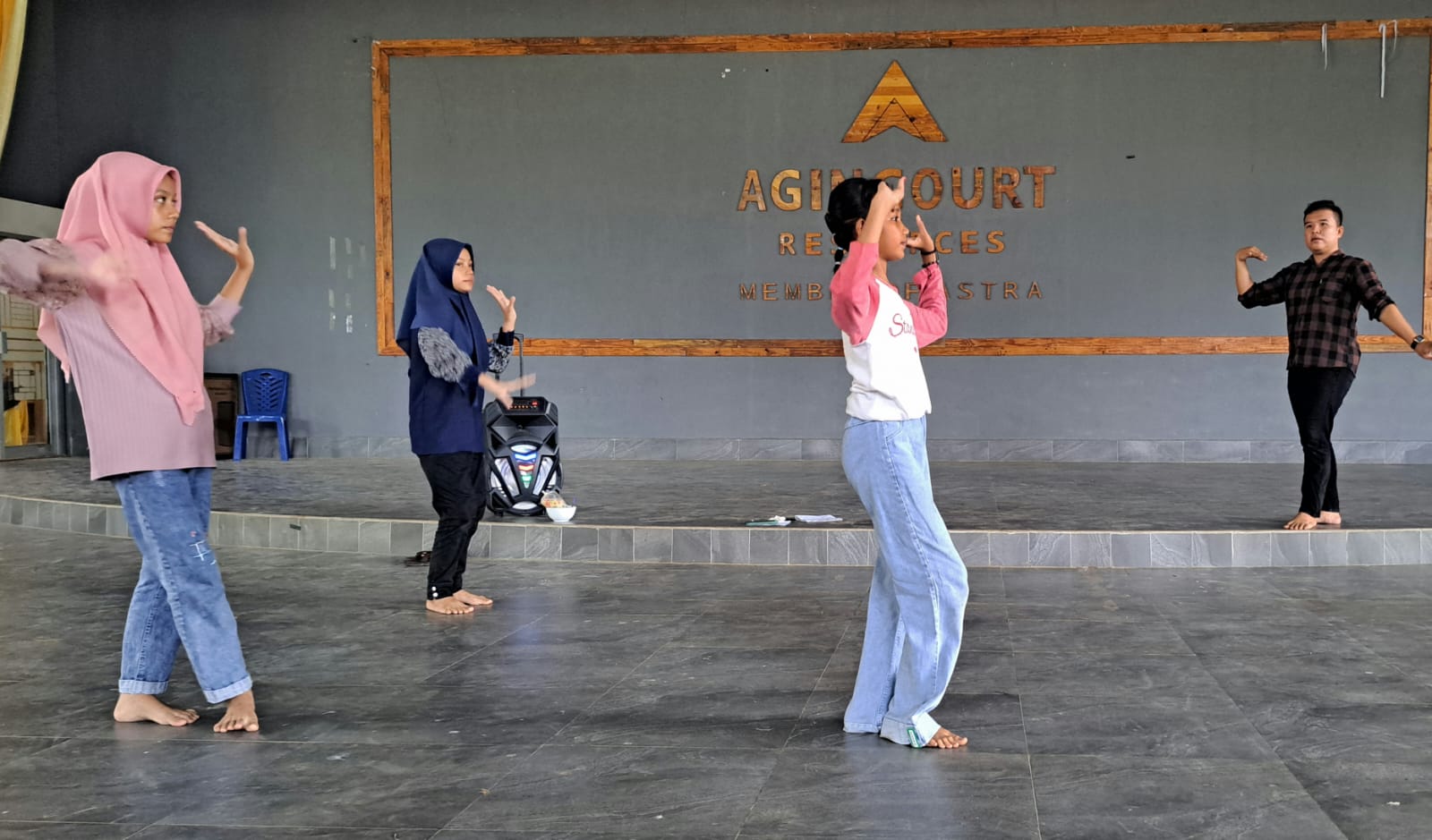 Anak-anak sedang berlatih tari daerah di Sopo Daganak yang dibangun PTAR, di Batangtoru, Tapanuli Selatan.