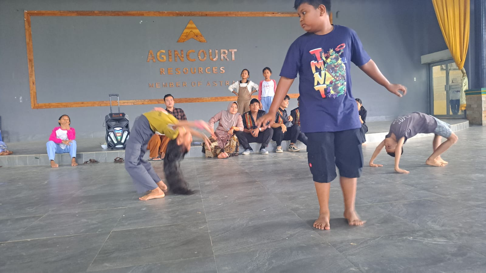 Anak-anak sedang berlatih tari daerah di Sopo Daganak yang dibangun PTAR, di Batangtoru, Tapanuli Selatan.