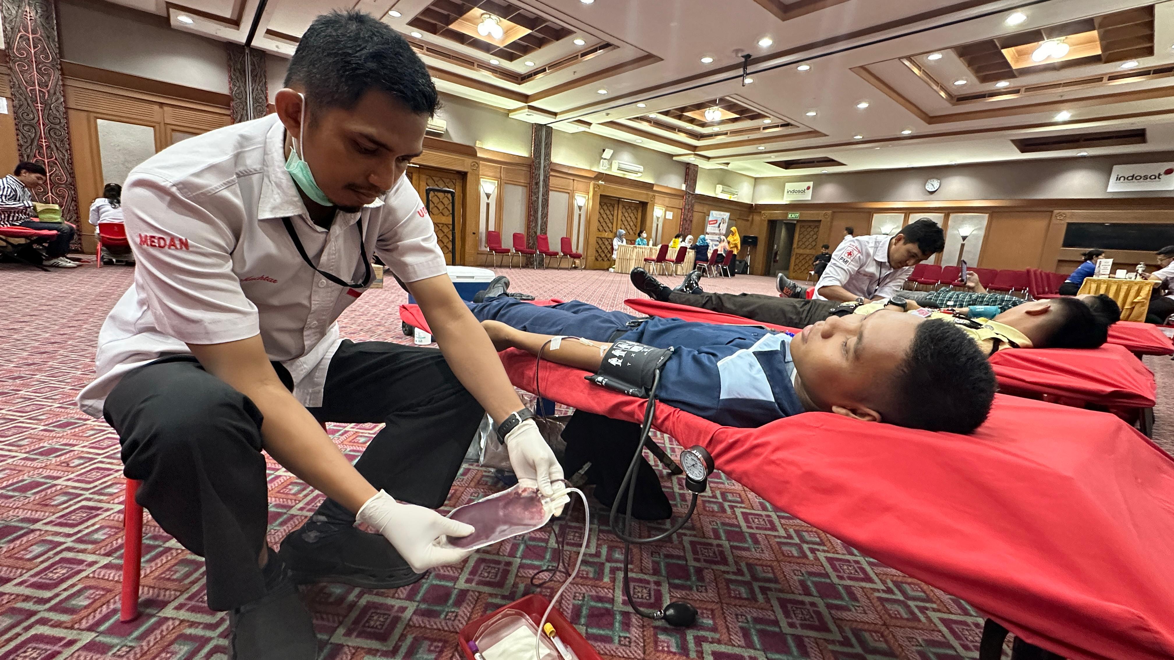 Di Medan, donor darah yang bekerja sama dengan Palang Merah Indonesia (PMI) itu berlangsung di Kantor Indosat Medan di Jalan Perintis Kemerdekaan, Senin (13/5)