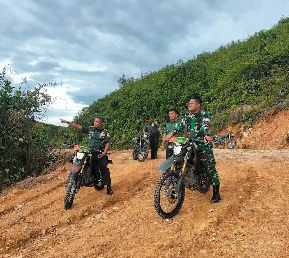 Danrem 023KS Kolonel Inf. Lukman Hakim didampingi Dandim 0211TT, Letkol Inf Jon Patar Banjarnahor saat meninjau lokasi TMMD ke 120.