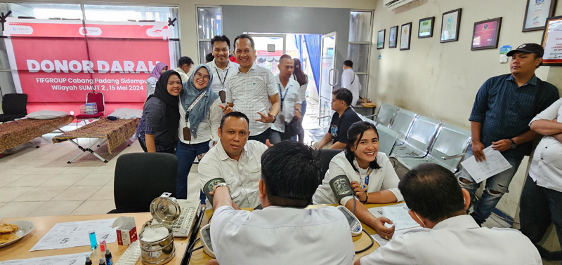 Kepala Cabang FIFGROUP Psp Muhammad Sukri Nst (kiri) ikut serta mendonorkan darah di HUT FIFGROUP ke- 35 tahun.