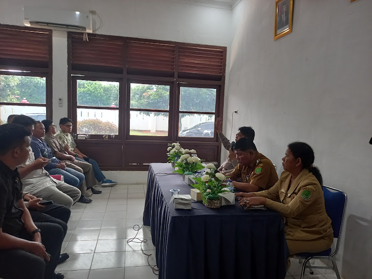 Pertemuan pembahasan maraknya pencuri buah kelapa sawit di Mapolsek Kualuh Hulu.