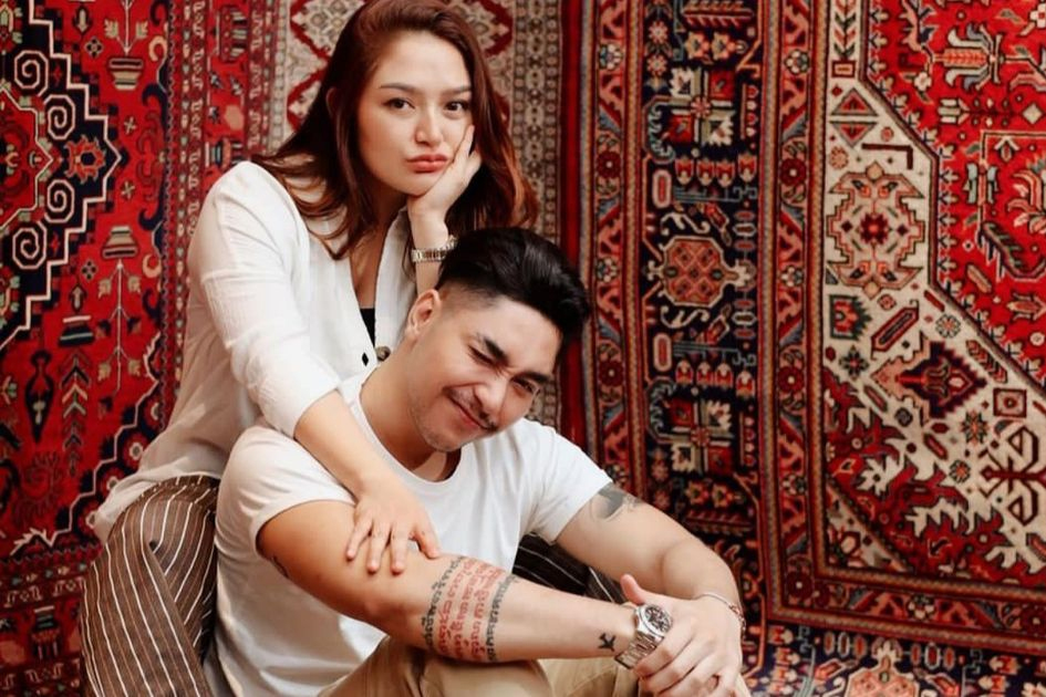Siti Badriah dan suami.