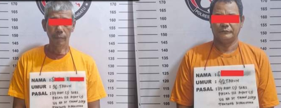 Kedua tersangka pemakai sabu saat berada di Mapolres Labuhanbatu.