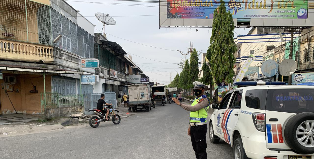 Polisi sedang mengatur arus lalulintas di salah satu ruas jalan di Tanjungbalai.