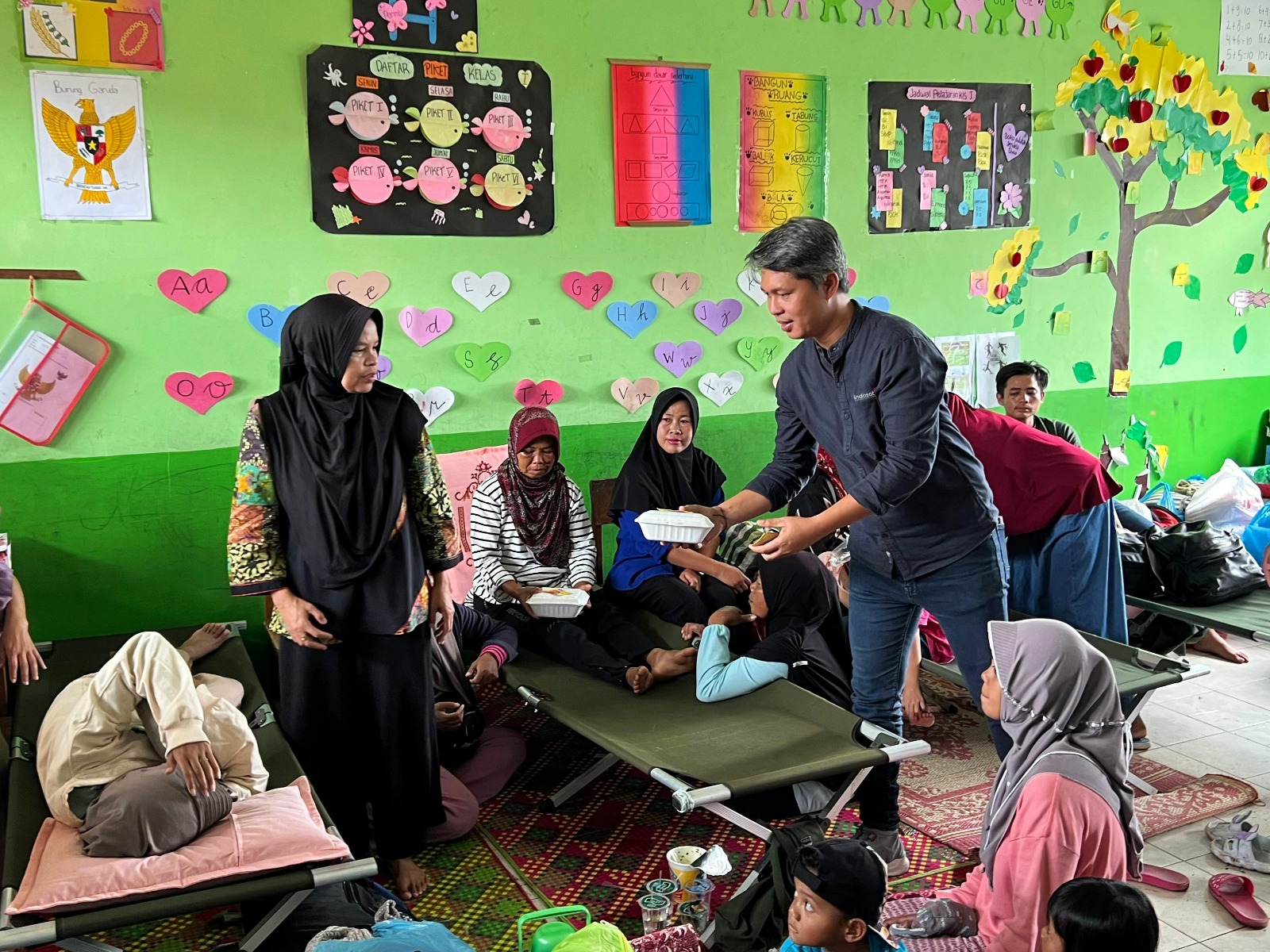 Indosat Ooredoo Hutchison memberikan bantuan kepada para korban bencana banjir lahar dingin Kabupaten Tanah Datar dan Kabupaten Agam, Sumatra Barat, Senin (13/5).