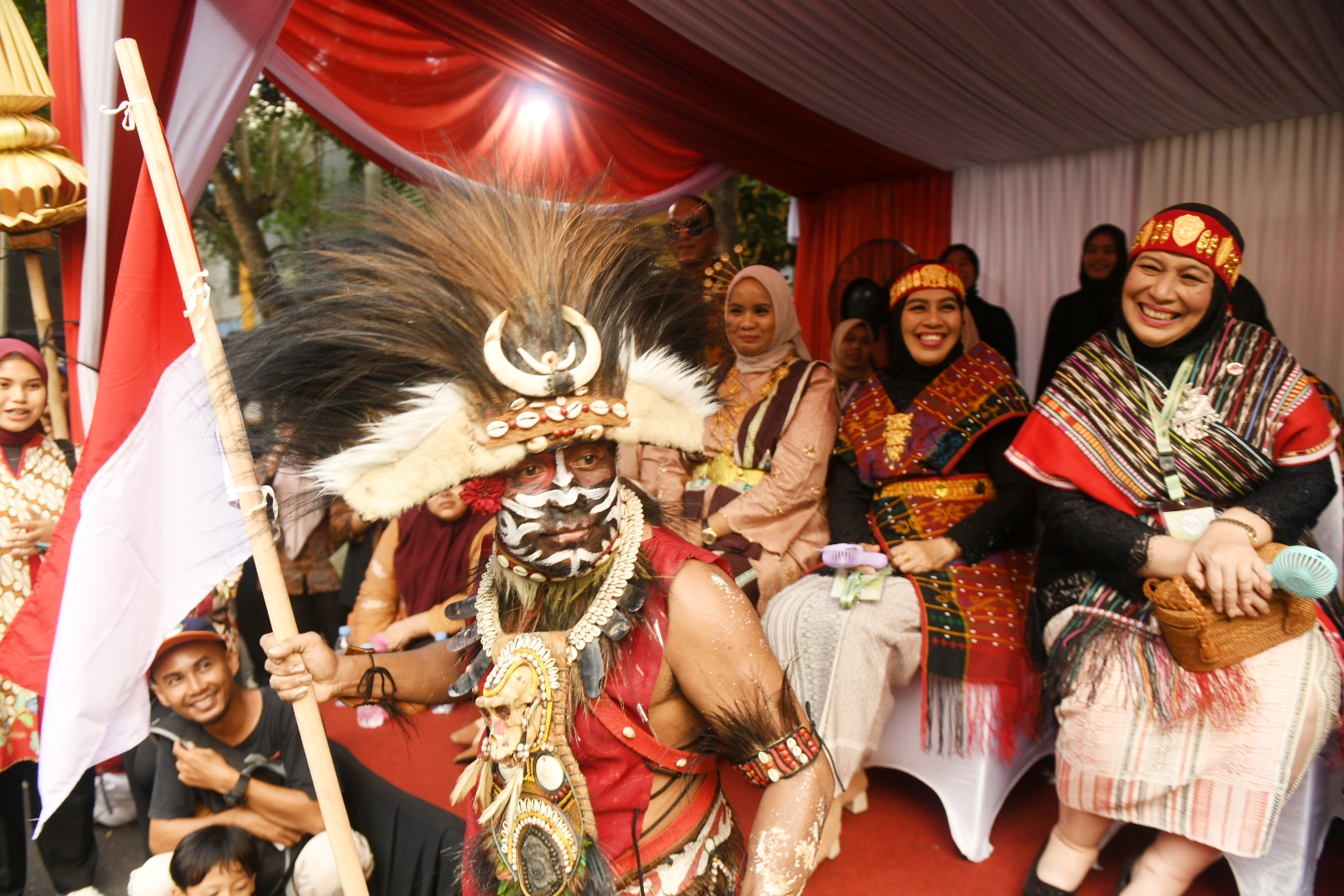 Pj Ketua Dekranasda Sumut Dessy Hasanudin menyaksikan pawai parade mobil hias, kriya seni dan budaya, pada HUT Dekranas di Solo.