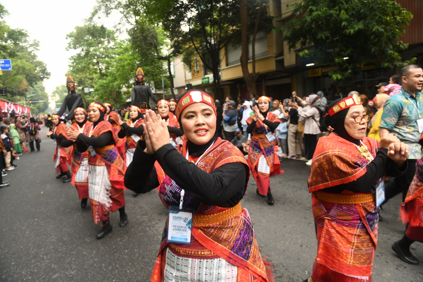 Tim Sumut menampilkan adat Batak pada pawai parade mobil hias, kriya seni dan budaya, pada perayaan HUT ke-44 Dekranas dan Solo, Jawa Tengah, Rabu (15/5).