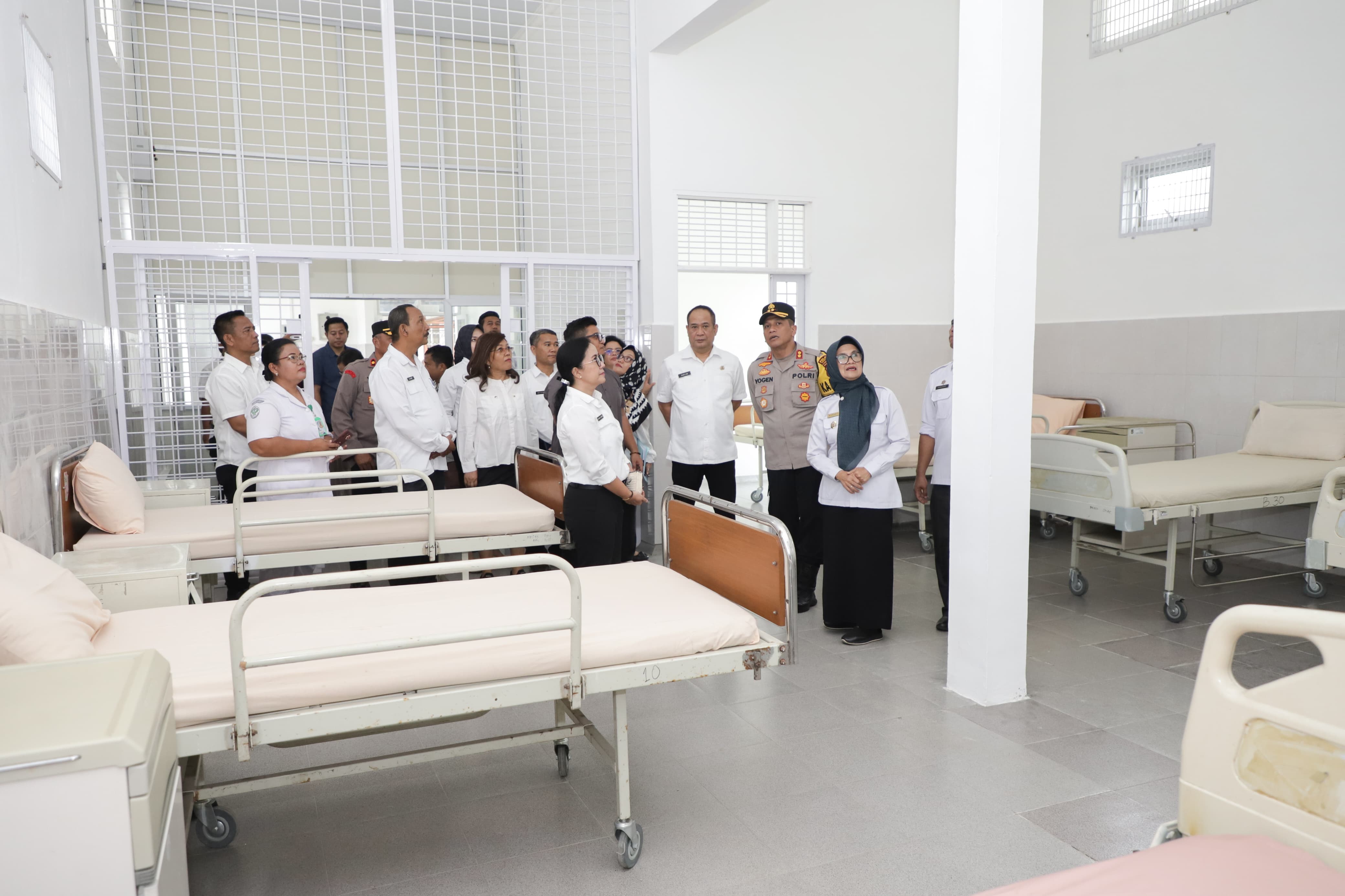 Wali Kota Pematangsiantar Susanti Dewayani dan Kapolres AKBP Yogen Heroes Baruno meninjau Ruangan Rehabilitasi Napza di RSUD dr Djasamen Saragih.
