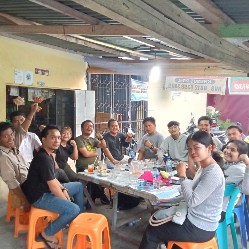 Frans Sipayung, Founding Father Rumah Baca Pelita Bangsa, bersama perwakilan organisasi mahasiswa.