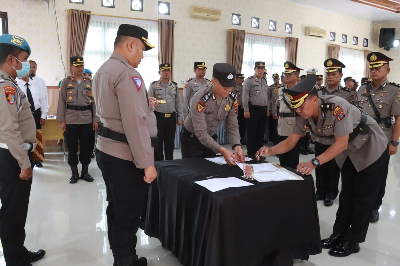Serah terima jabatan Kapolsek Tanah Jawa dan Kabag Ops Polres Simalungun.