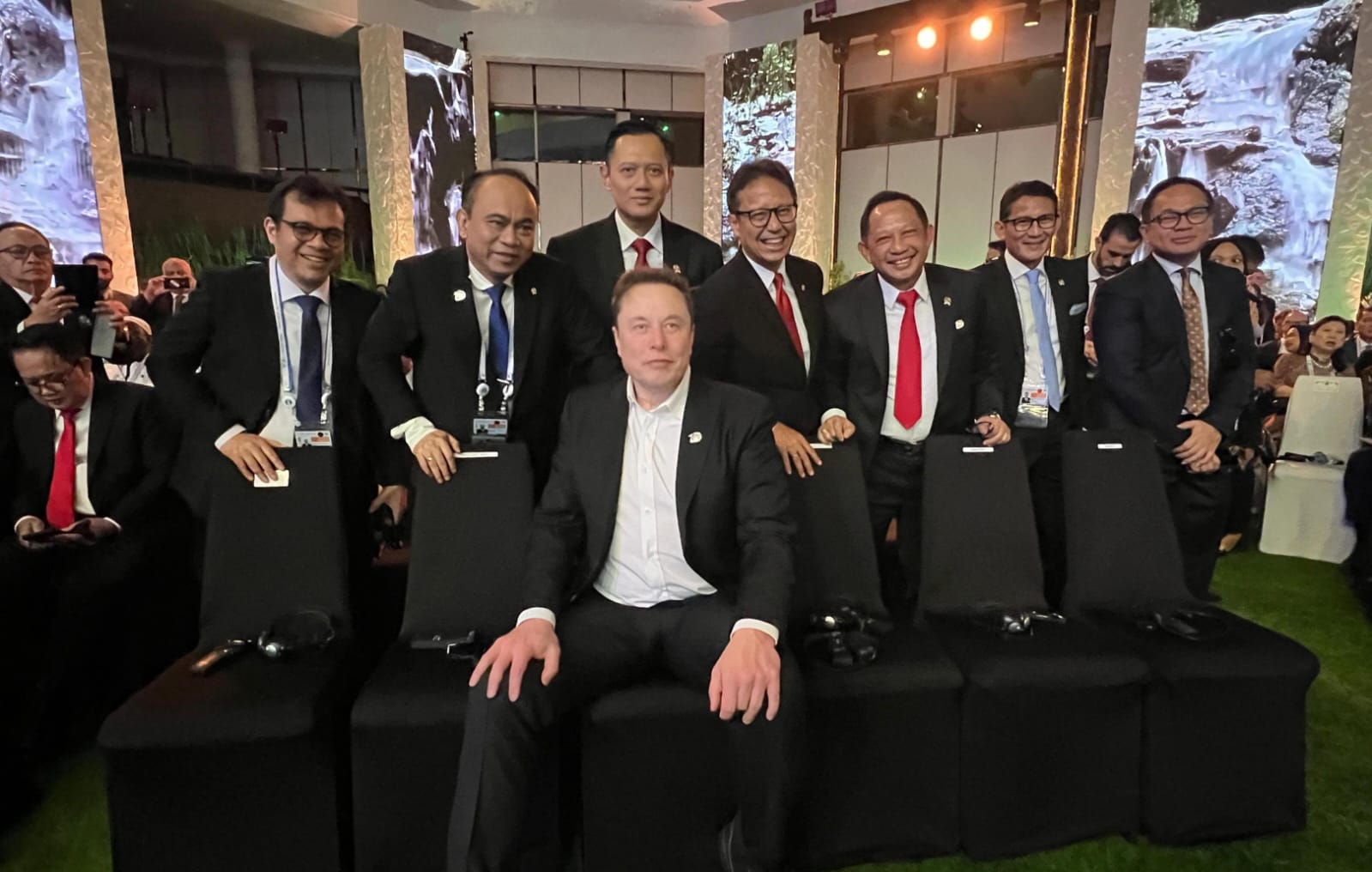 Menteri ATR/BPN, Agus Harimurti Yudhoyono foto bersama CEO Tesla, Elon Musk.