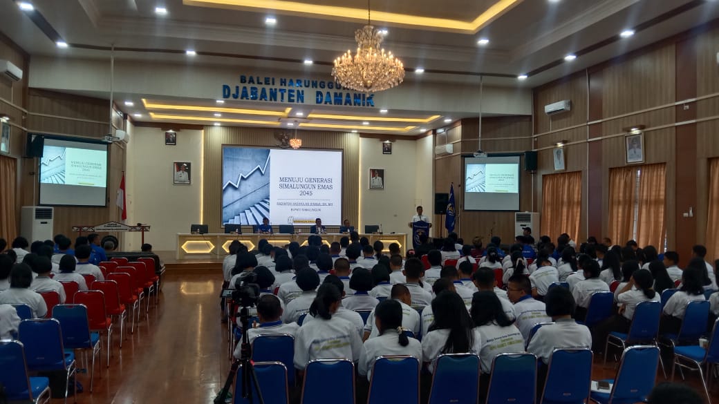 Bupati Simalungun Radiapoh H Sinaga saat menjadi pemateri Studi Meeting yang dilaksanakan GAMKI Simalungun.