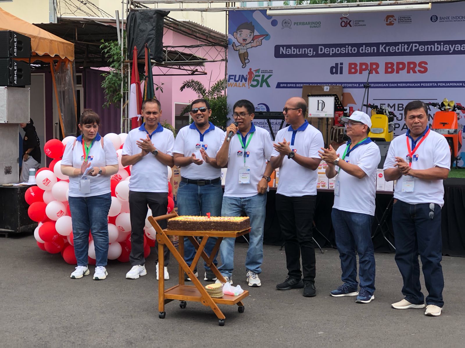 Suasana kemeriahan dan keceriaan begitu terasa saat acara Fun Walk 5K yang digagas Perbarindo Sumut, Minggu 26 Mei 2024. Ist