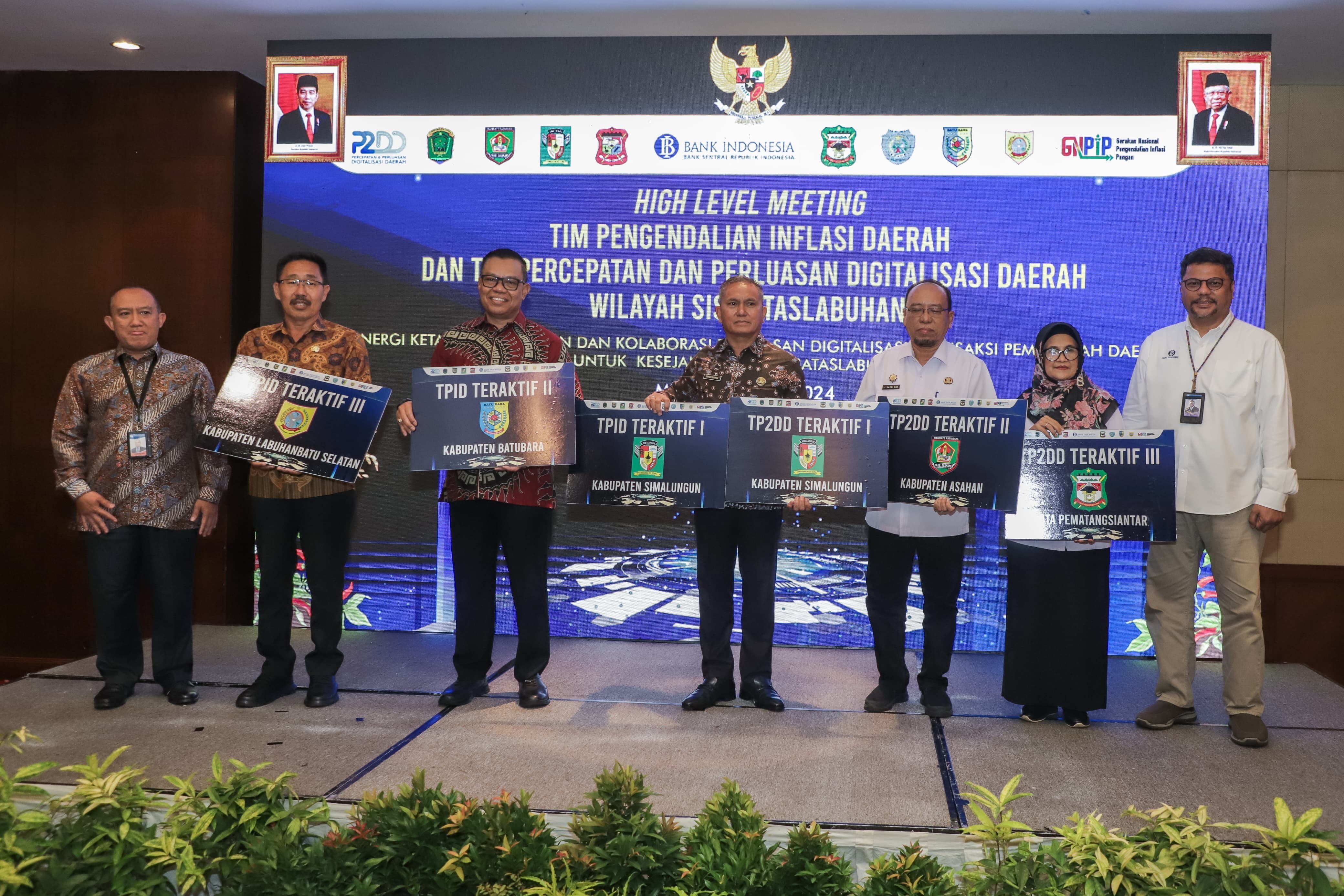 Penyerahan penghargaan TPDID dan TP2DD Teraktif di wilayah kerja KPw BI Pematangsiantar.