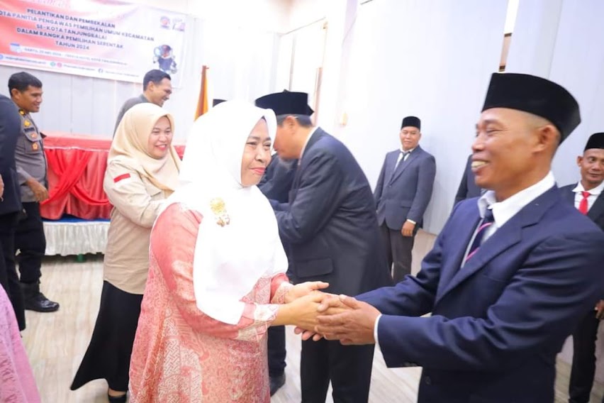 Ketua TP PKK Kota Tanjungbalai, Ny. Hj. Fatiah Waris Tholib mengucapkan selamat kepada anggota Panwascam Tanjungbalai.