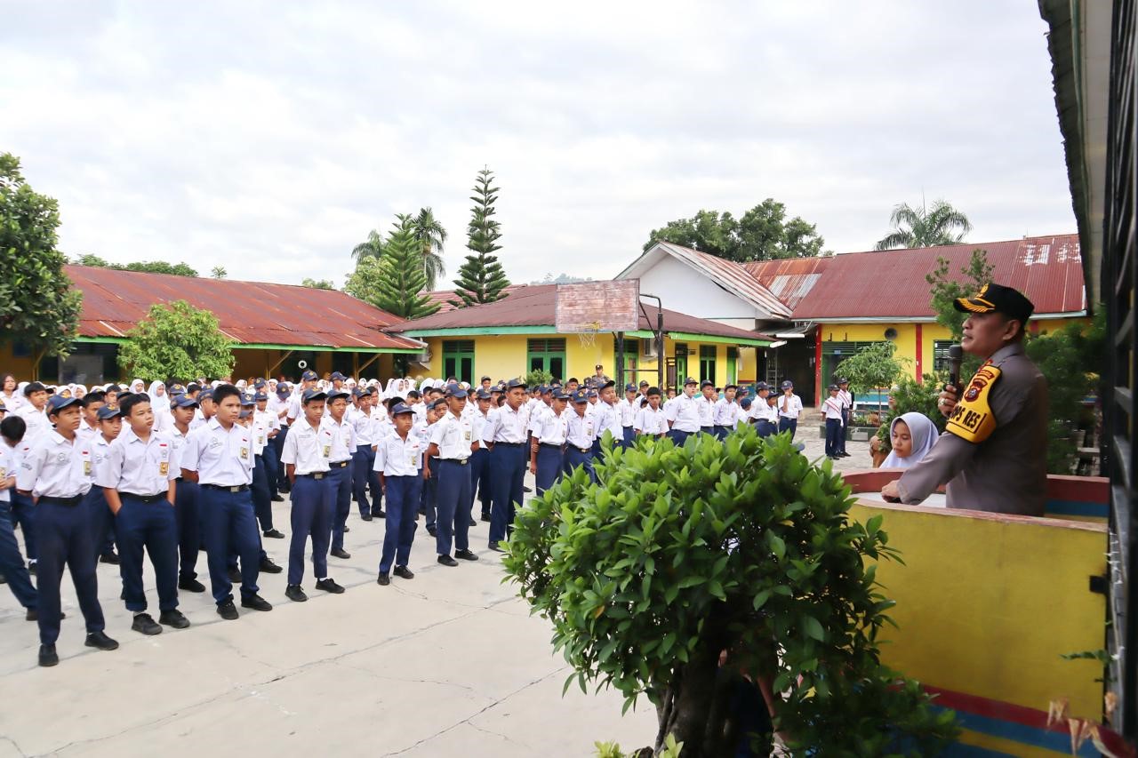 Kapolres Psp Dudung Setyawan mengunjungi SMP Negeri 2 Psp dan berikan edukasi Kamtibmas dan motivasi kepada pelajar.