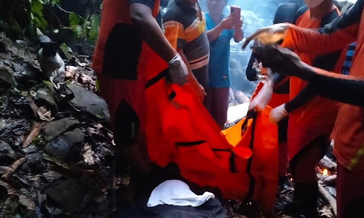 HL8- Petugas dan warga mengevakuasi korban dari lokasi kejadian di pemandian air terjun Aek Bottar, Tukka, Pandan.