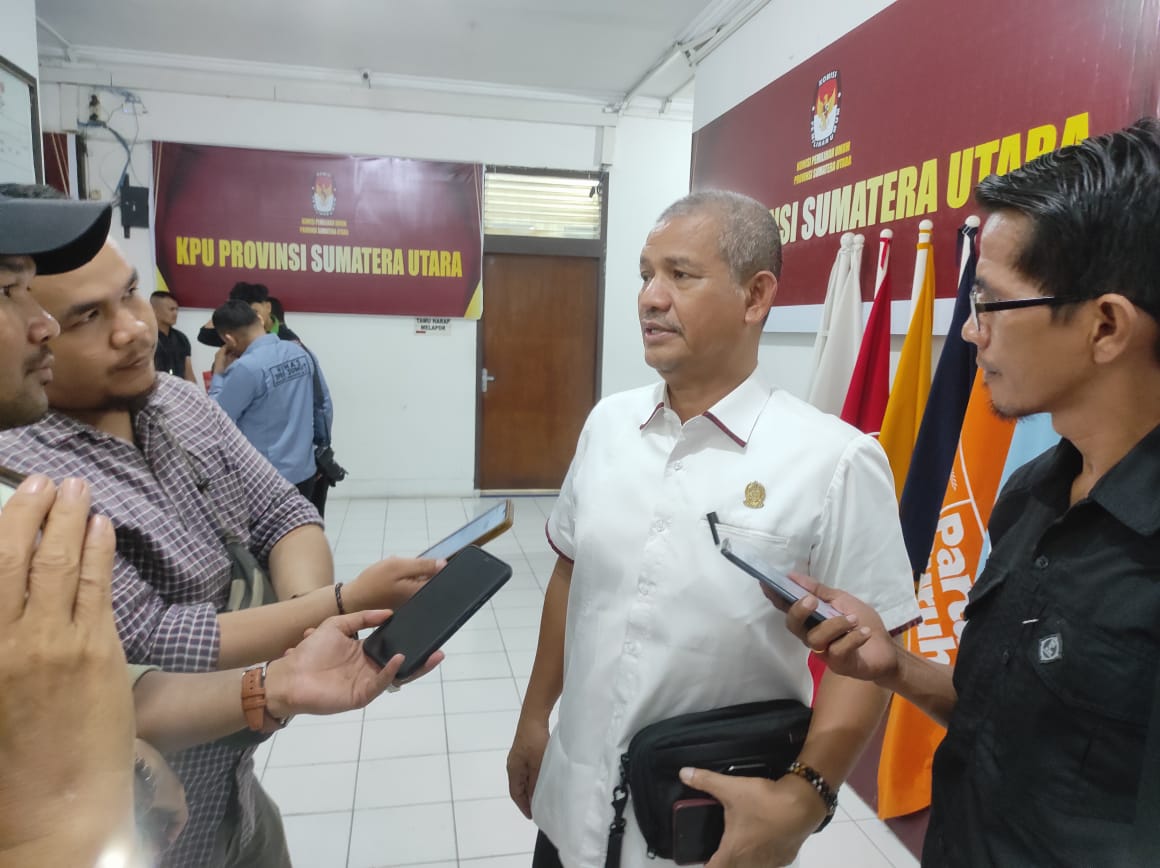 Sekretaris DPD PDIP Sumut, Dr Sutarto menjawab wartawan soal dinamika Pilgubsu 2024. PRAN HSB/METRODAILY