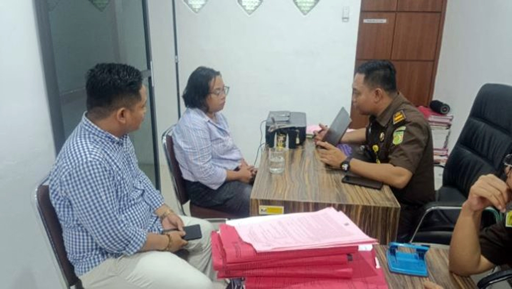 MOG didampingi penasehat hukumnya saat diperiksa.