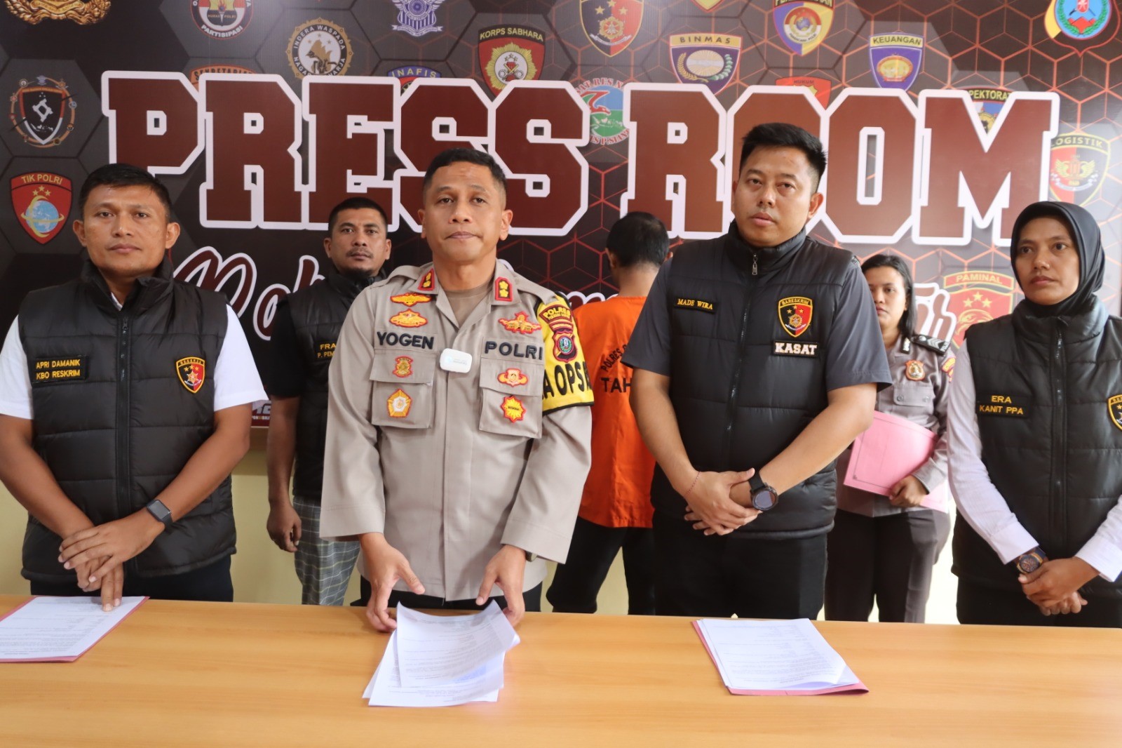 Konferensi pers pengungkapan Tindakan asusila terhadap anak di bawah umur.