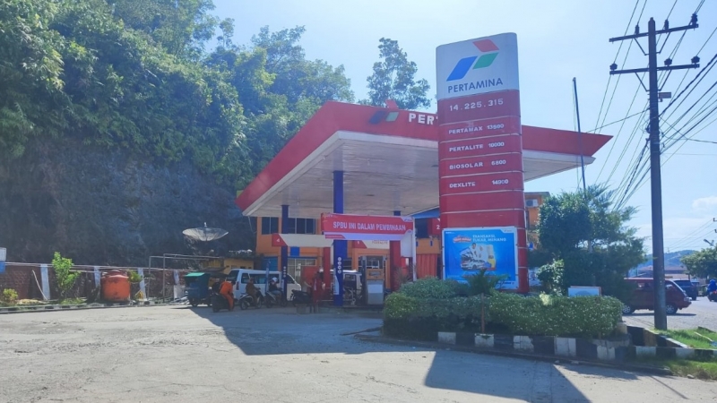 SPBU Horas Hutagalung di Jalan Padangsidimpuan, Kelurahan Sibuluan Nalambok, Kecamatan Sarudik, Tapanuli Tengah, Sumatra Utara disegel dengan tulisan SPBU Ini Dalam Pembinaan.