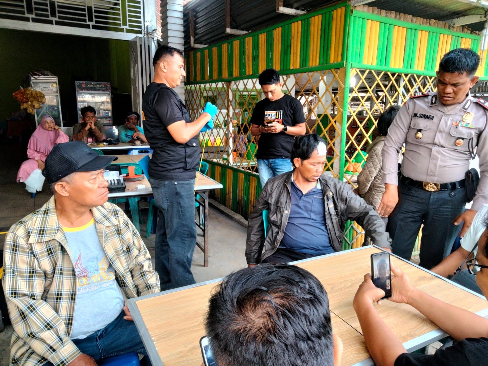 Olah TKP penembakan di warkop, di Tigarunggu, Kecamatan Purba.