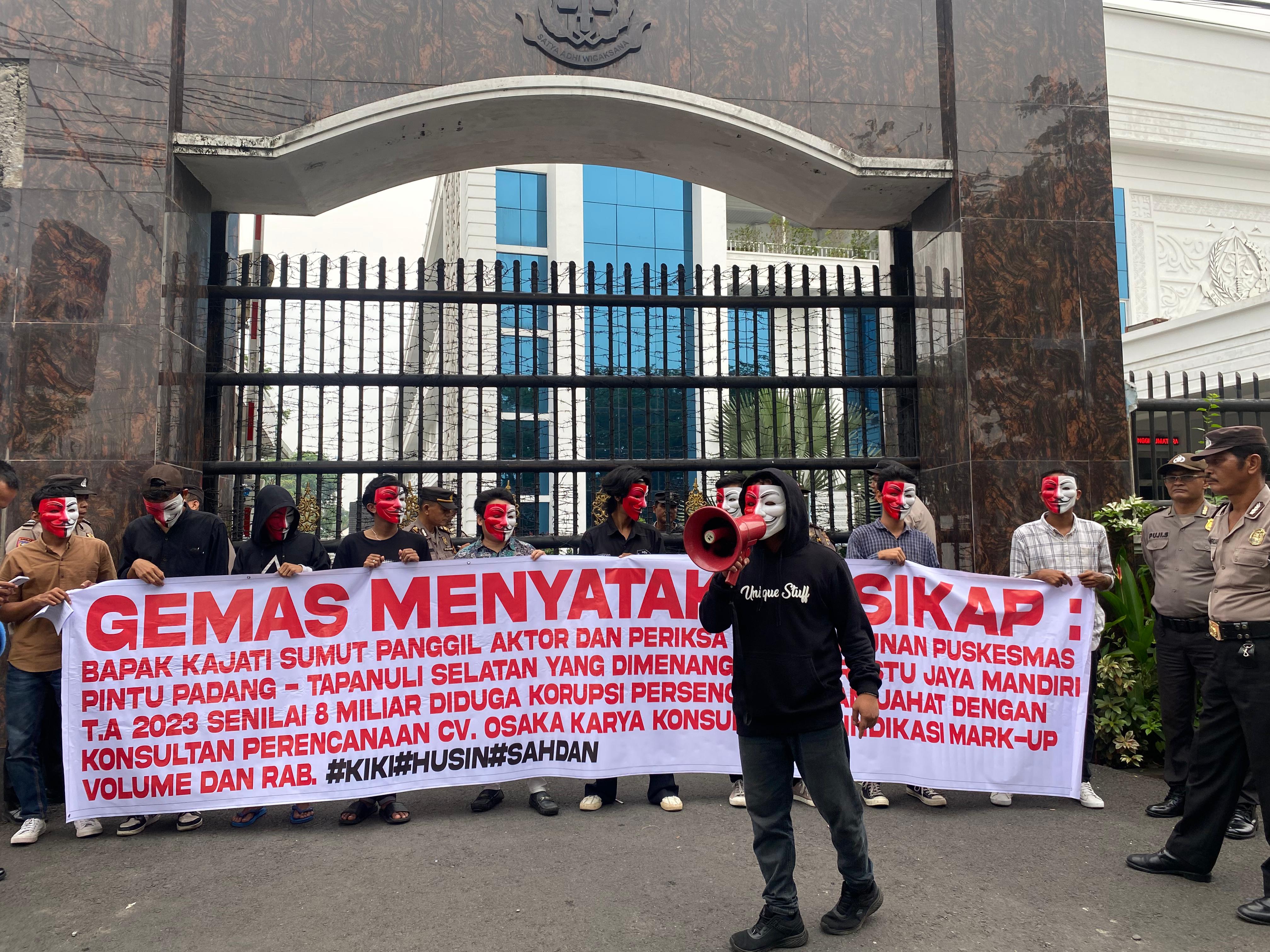 Massa GEMAS berunjukrasa di depan gerbang Kantor Kejaksaan Tinggi Sumatera Utara, Rabu 29 Mei 2024. Ist