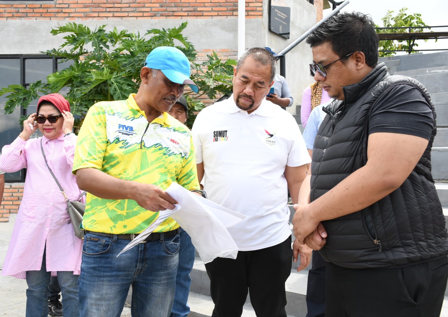 Kadispora Sumut, H Baharuddin Siagian bersama Bupati Samosir Vandiko Gultom meninjau lokasi venue bola voli pasir.