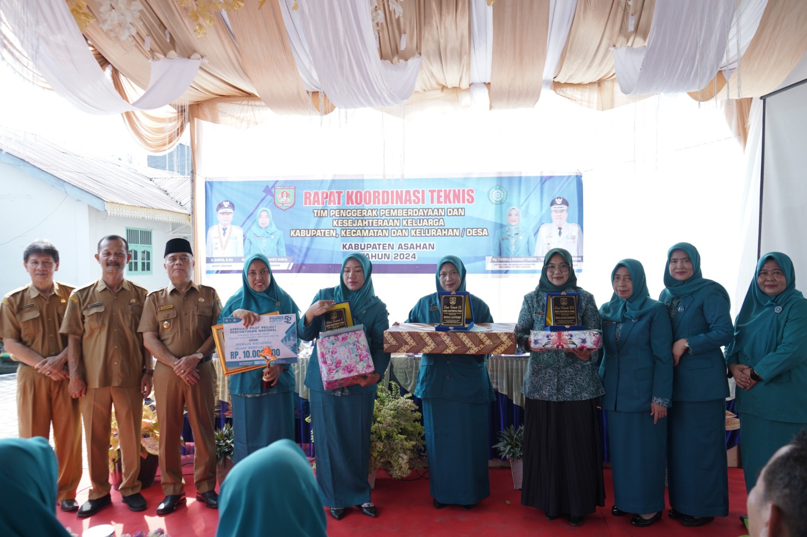 Pemberikan penghargaan kepada Desa Sei Silau Barat sebagai Pilot Project Percontohan Nasional Gerakan Keluarga Sehat Tanggap dan Tangguh Bencana.