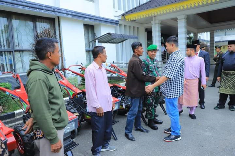 Bupati Labura Hendriyanto Sitorus menyerahkan pompa air dan 20 unit hand traktor kepada 78 kelompok tani.