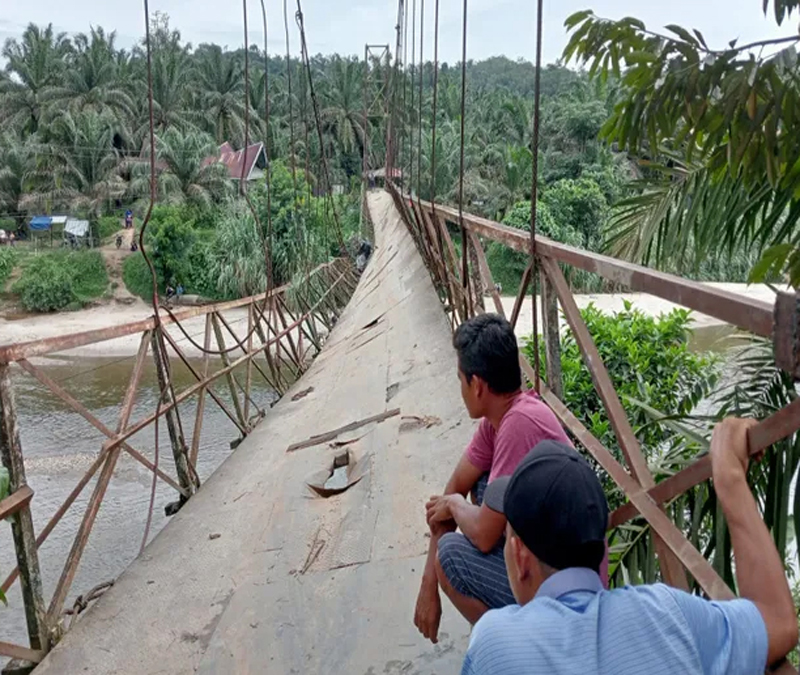 Kondisi jembatan gantung yang putus.