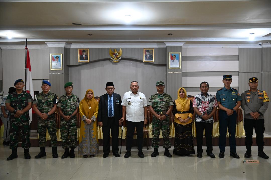 Wali Kota Sibolga H. Jamaluddin Pohan foto bersama Forkopimda usai melantik Juneidi Tanjung sebagai Pj. Sekda Kota Sibolga, Jumat (31/5) di Sibolga.