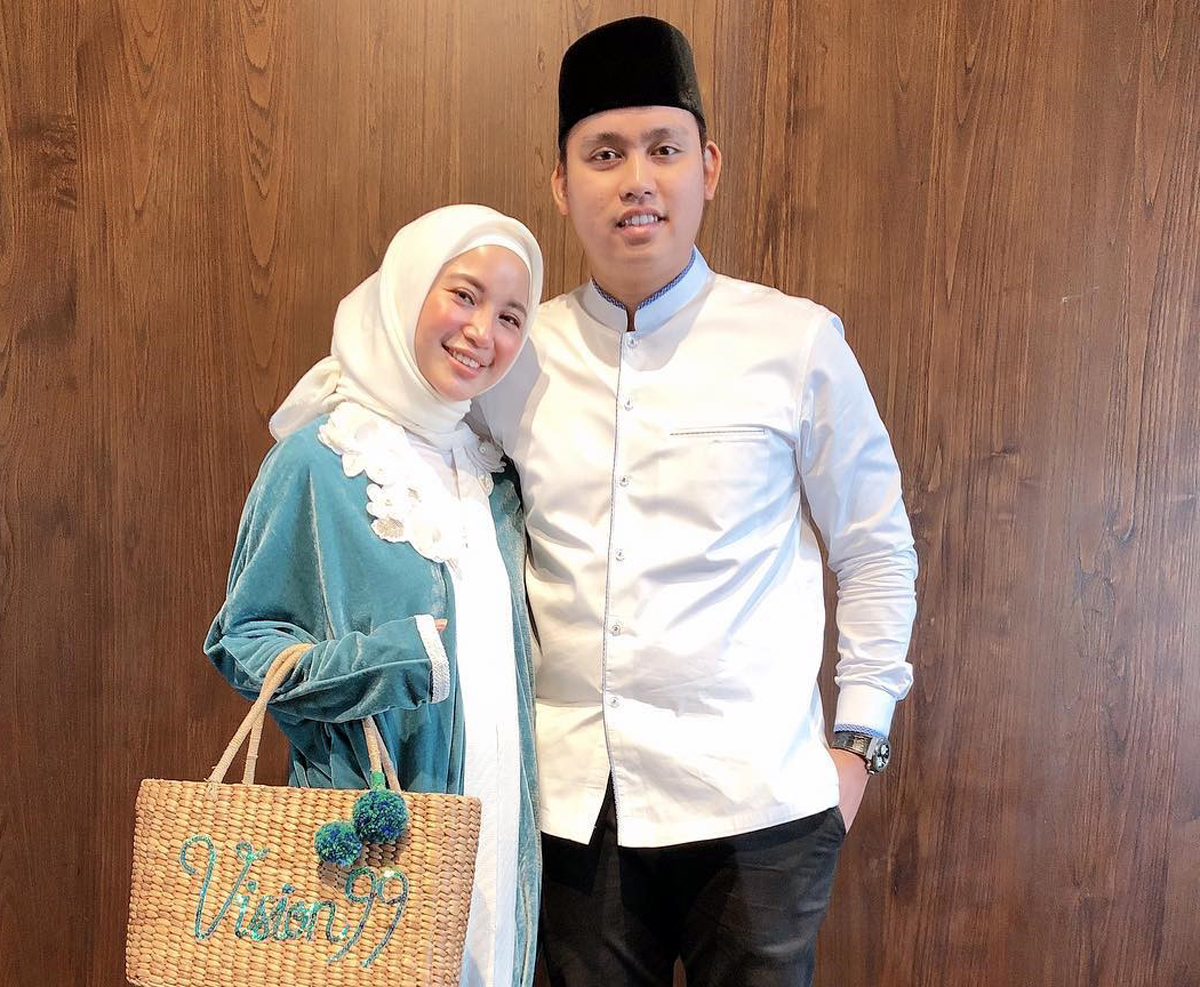 Chacha Frederica bersama suami.