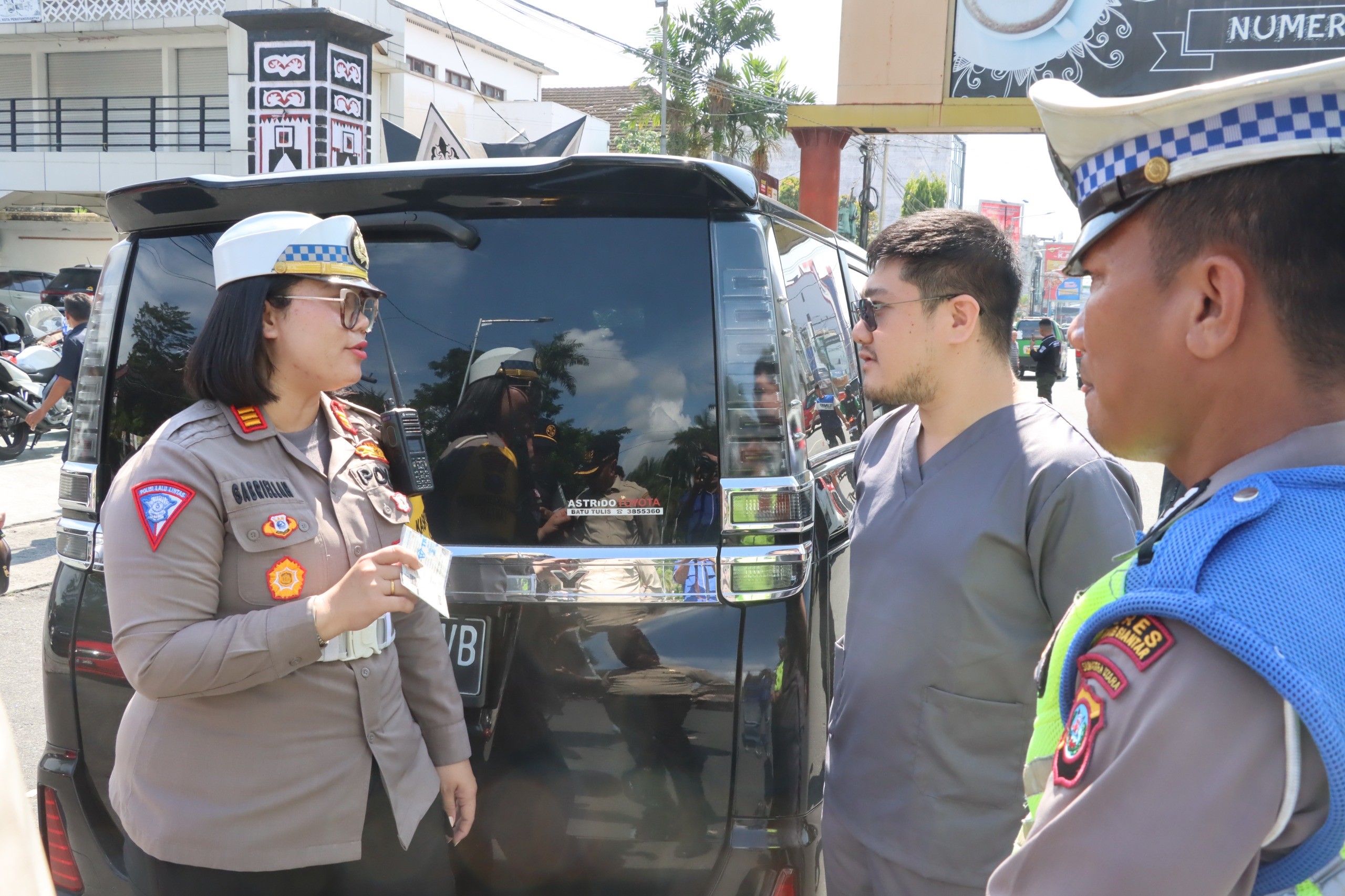 Operasi gabungan untuk meningkatkan kesadaran masyarakat dalam membayar pajak kendaraan bermotor dan menciptakan tertib berlalu lintas.