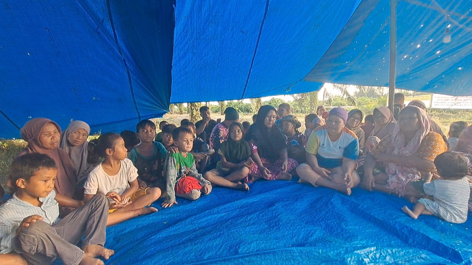 Warga dan spanduk tuntutan di Afdeling VII PTPN IV (eks PTPN III), Desa Muara Upu, Kecamatan Muara Batangtoru, Kabupaten Tapanuli Selatan.